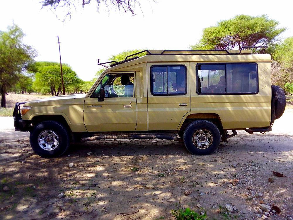 safari-land-cruiser-extended-self-drive-congo-car-rental